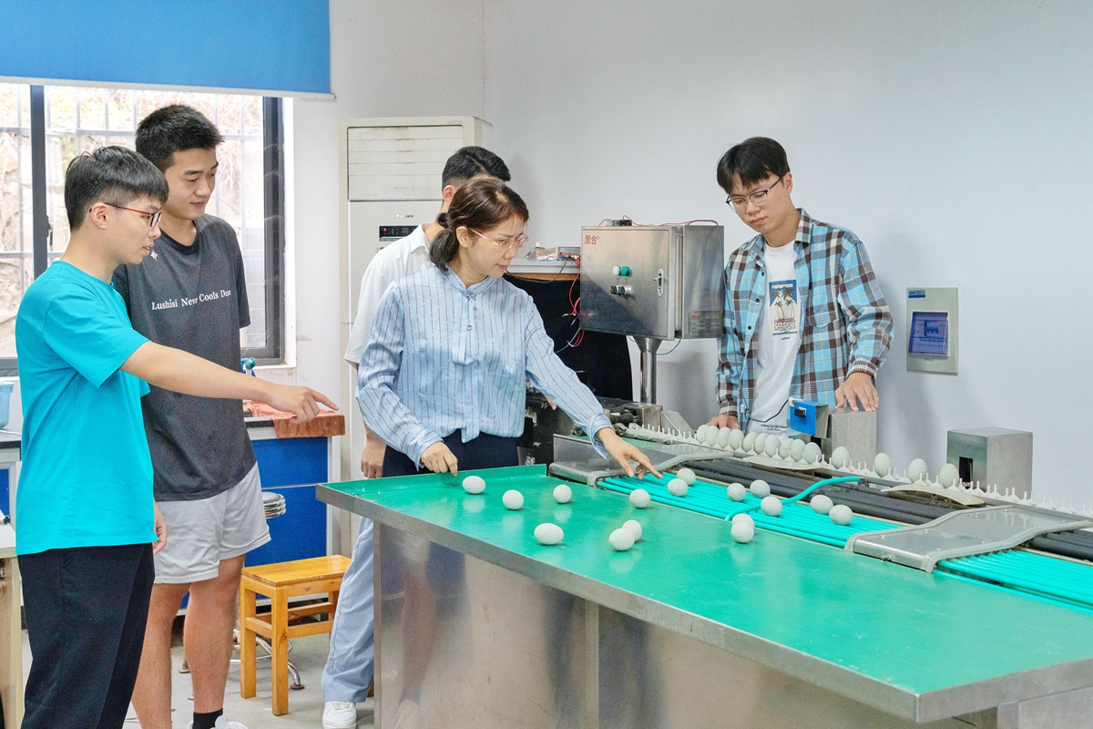王巧华教授指导学生开展蛋品无损检测研究（图片来源于新闻中心图库）