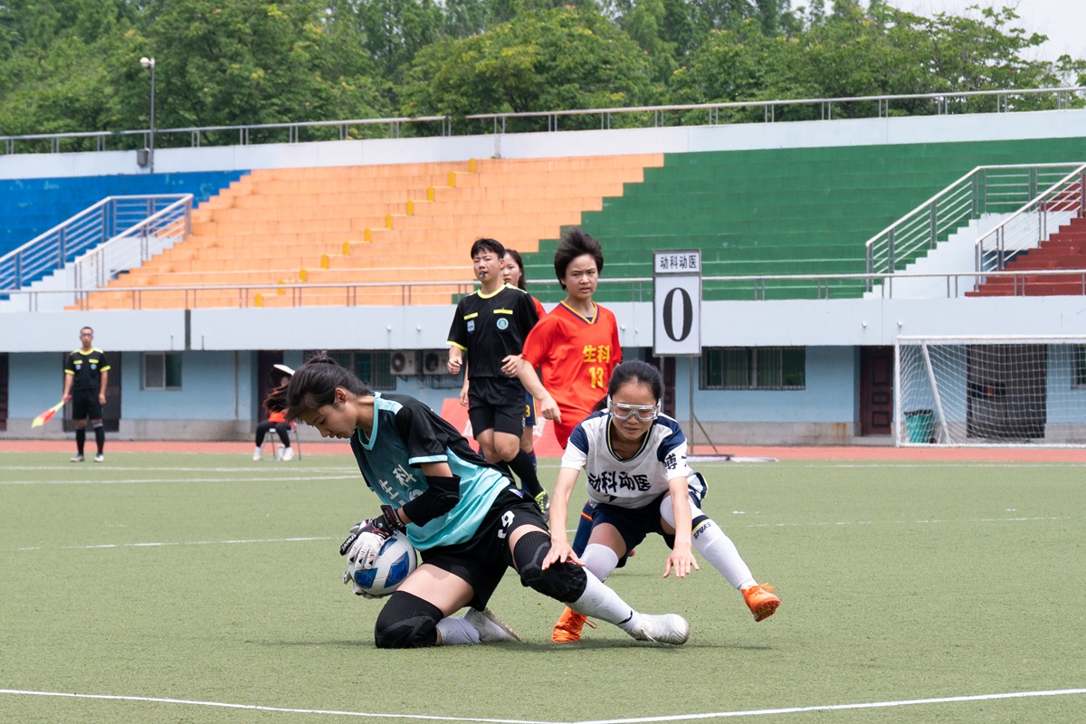 17 生科学院门将史罗西将球没收（学通社记者 仰子骏 摄）-15