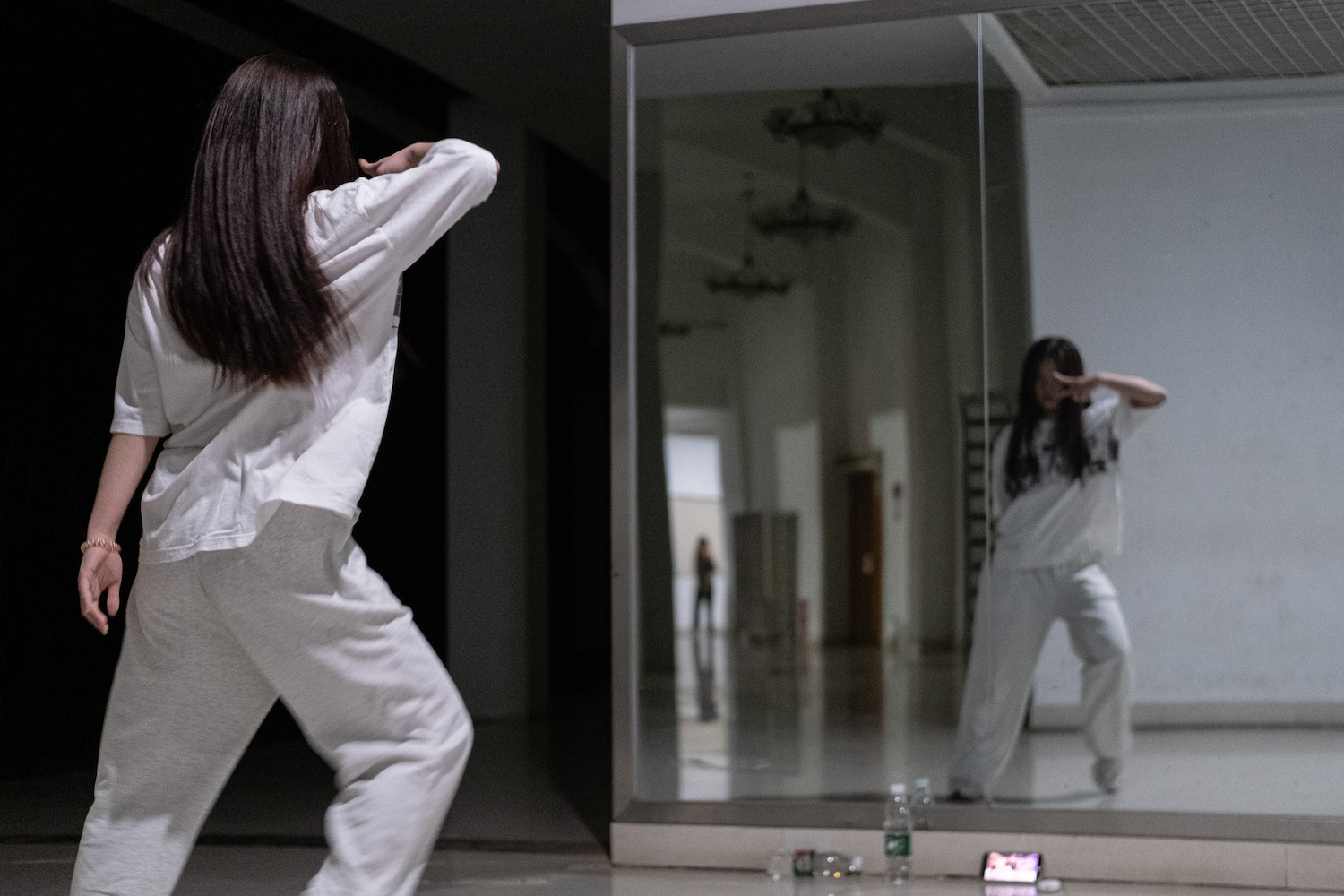 对镜练舞的女生(学通社记者 吴渺 摄)_副本