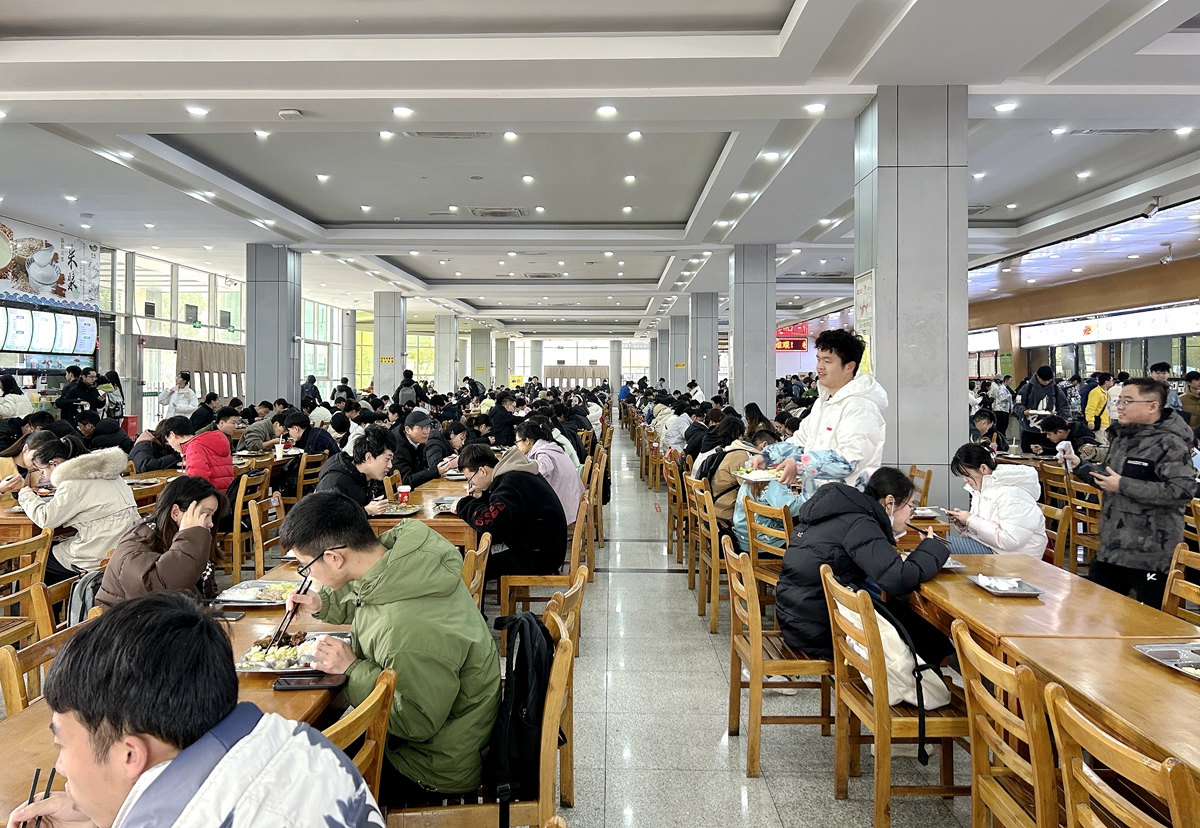 荟园食堂,人潮攒动(匡敏 摄)